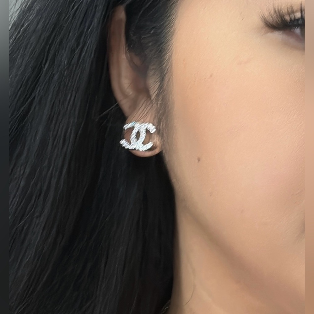 CHANEL Silver Crystal CC stud earrings - Picture 4 of 6